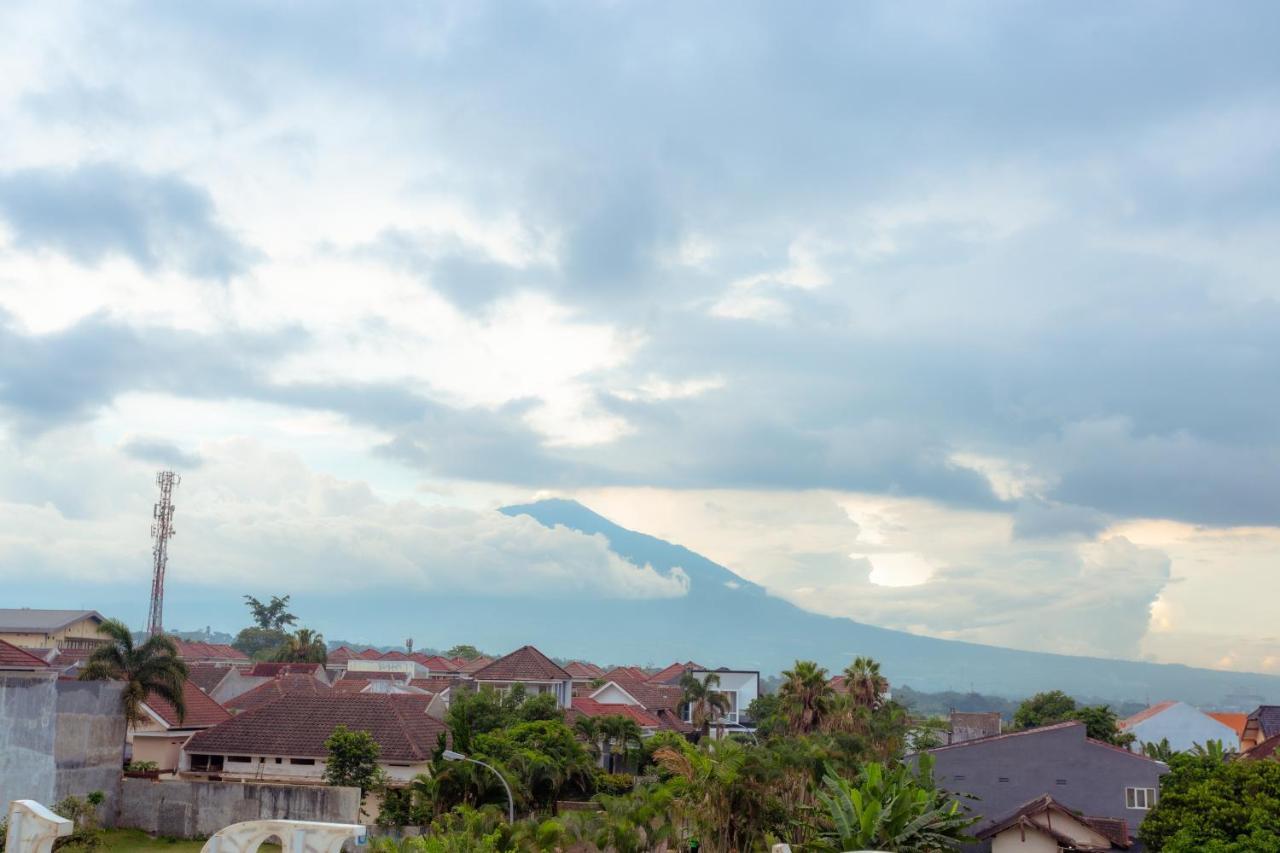 Giri Palma Hotel Malang Esterno foto